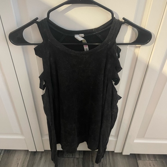 Long sleeve top good to wear when its chilly out - Picture 2 of 2